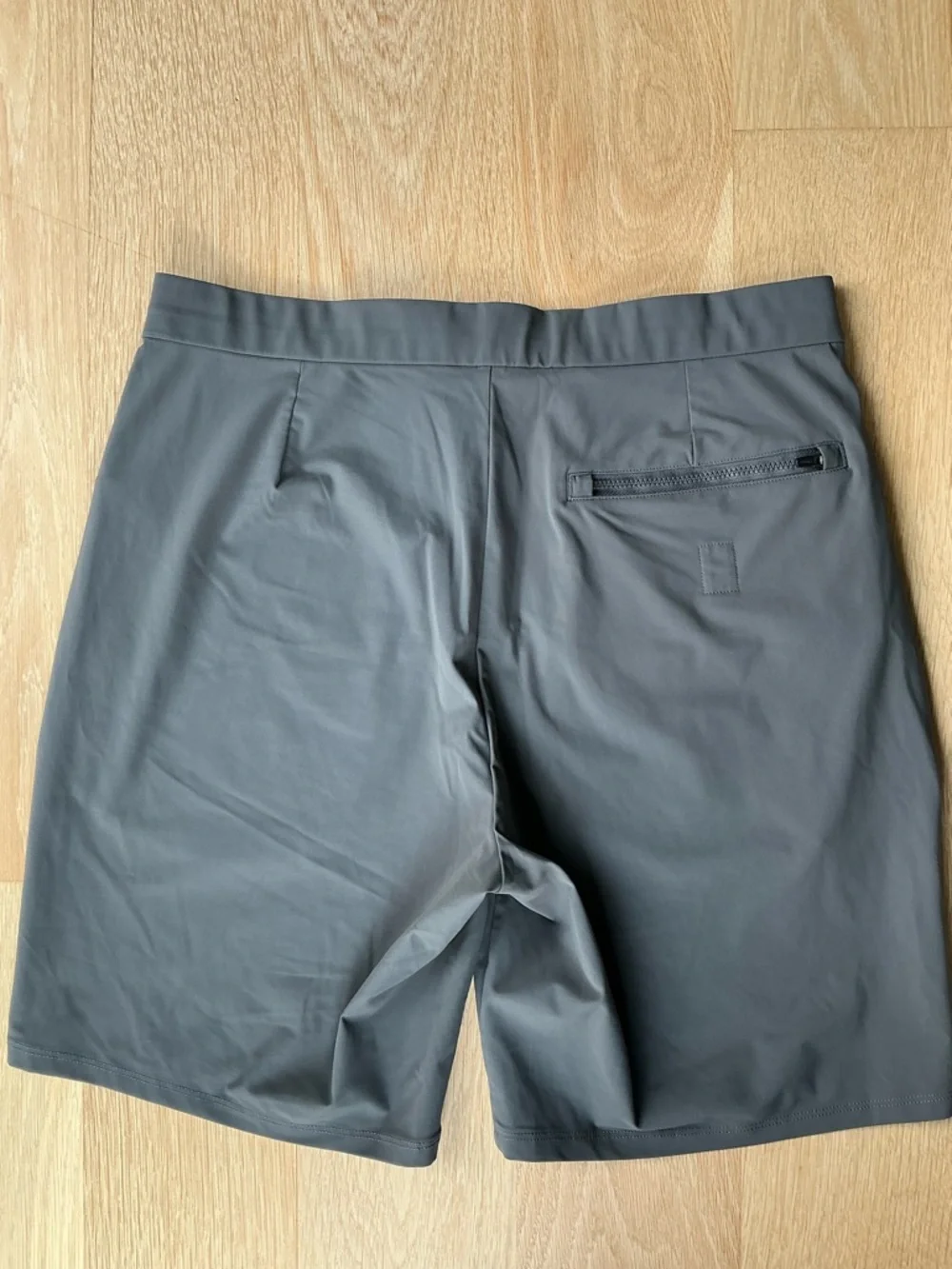 Vuori Fleet Chino Short Charcoal 8” Inseam Men’s Medium - Picture 2 of 8